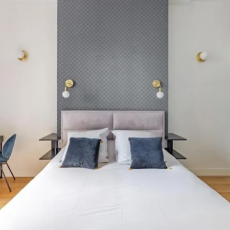 Newly Renovated Near La Madeleine Parigi