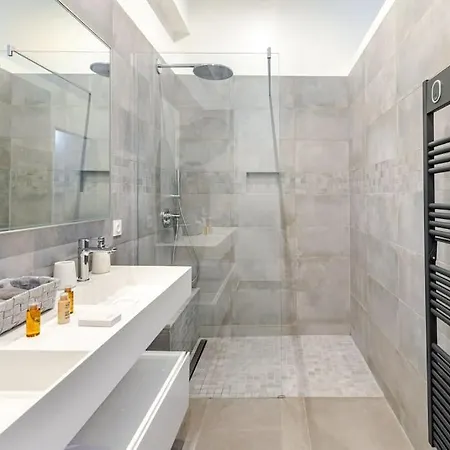 Newly Renovated Near La Madeleine Apartment *