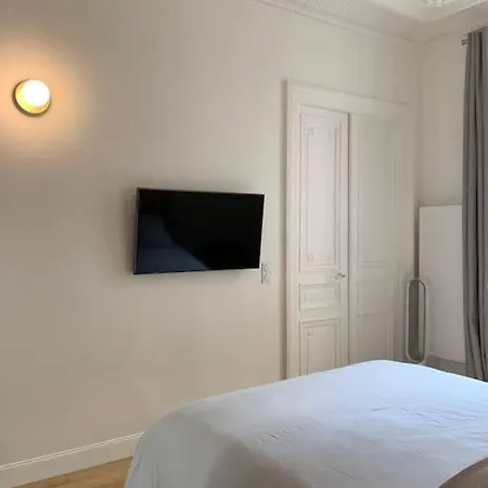Newly Renovated Near La Madeleine Apartment